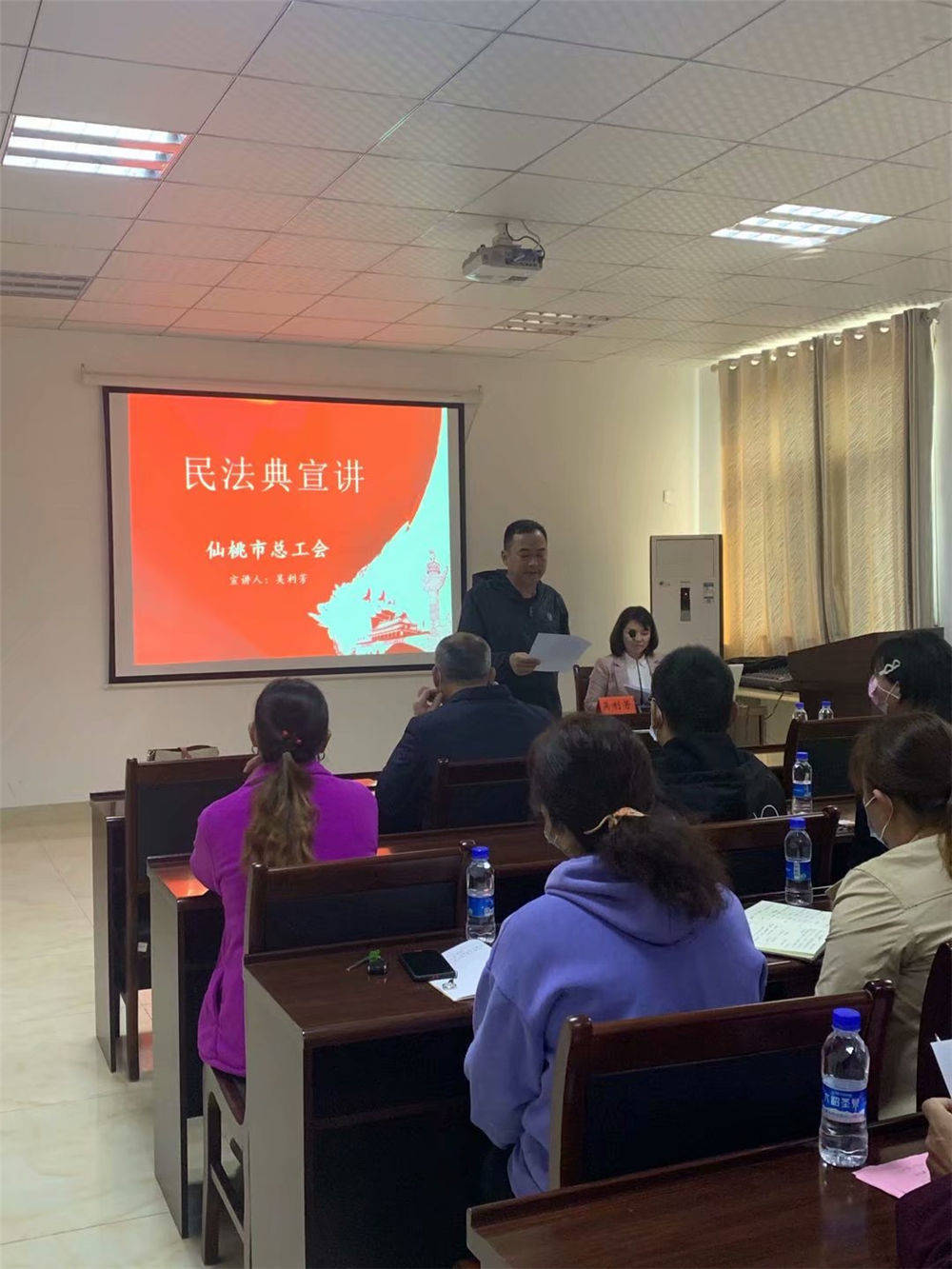 仙桃市总工会法律服务团进行《民法典》宣讲活动
